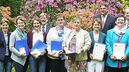 Die sechs besten Hauswirtschafts-Absolventinnen erhielten neben ihren Zeugnissen noch Preise. Foto: kpw
