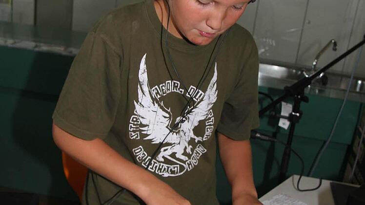Luk Heilsberg (11) arbeitet beim Radio und ist für die gute Unterhaltung zuständig. Foto: Sonja Adam