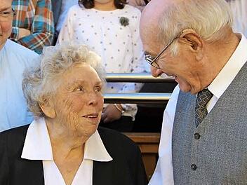 Seit 65 Jahren glücklich verheiratet: Erna und Walter Brandl  Foto: Katharina Müller-Sanke