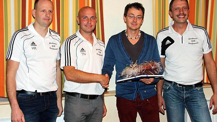 Zum Ehrenmitglied der DJK Wacker Burghausen wurde Anton Goss (Dritter von links) ernannt. Ganz links der Dritte Vorsitzende Hartwig Kirchner, daneben Vorsitzender Timo Nöth. Rechts der Zweite Vorsitzende Heiko Kirchner.  Foto: Dieter Britz