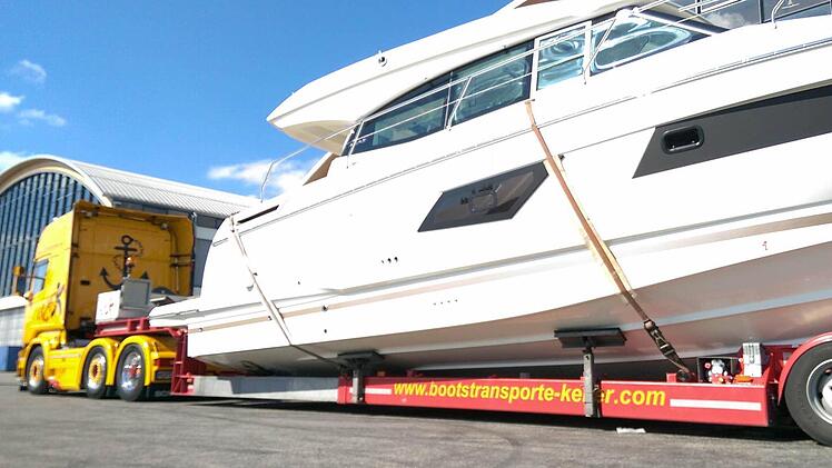 Ein Laster hat eine Yacht geladen.  Foto: Bootstransporte Keller