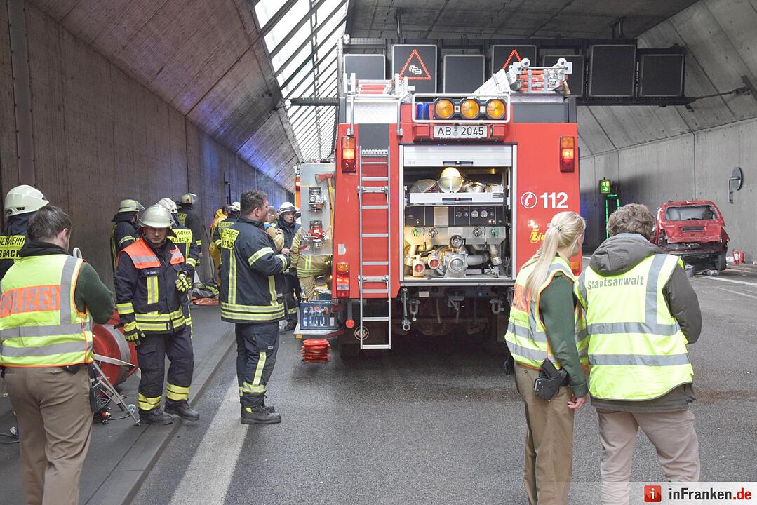 Auto zwischen Lkw eingequetscht auf A3