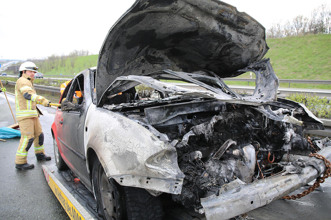 Autofahrer kracht in Leitplanke und fŠngt Feuer - Fahrer kann sich leicht verletzt retten