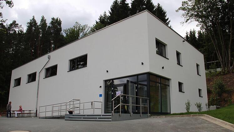 So sieht die Einfachturnhalle aus, die in Holzständerbauweise hinter dem Haus Betanien über den Dächern von Hutschdorf entstanden ist. Foto: Katharina Müller-Sanke
