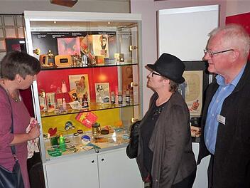 Viel Anklang findet die Ausstellung "Blendende Konsumideen auf Weltniveau" im Europäischen Flakonglasmuseum Kleintettau. Mit im Bild Monika Jürgens-Winfeld (Mitte) sowie Wolfgang Hammerschmidt und Museumsmitarbeiterin Jana Buroh.Gerd Fleischmann