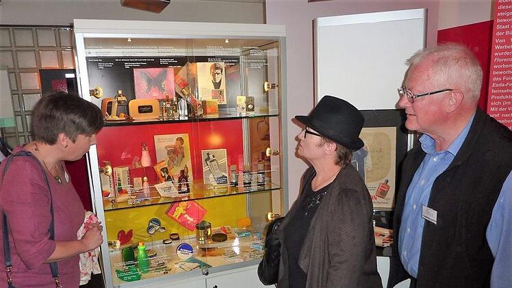 Viel Anklang findet die Ausstellung "Blendende Konsumideen auf Weltniveau" im Europäischen Flakonglasmuseum Kleintettau. Mit im Bild Monika Jürgens-Winfeld (Mitte) sowie Wolfgang Hammerschmidt und Museumsmitarbeiterin Jana Buroh.Gerd Fleischmann