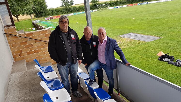 Gerd Friedrich, Hans-Günter Siller und Stefan Finzel (von links) hoffen, dass Landrat Michael Busch sein Versprechen einlöst und die blauen Schalensitze in schwarze austauscht.Christoph Böger