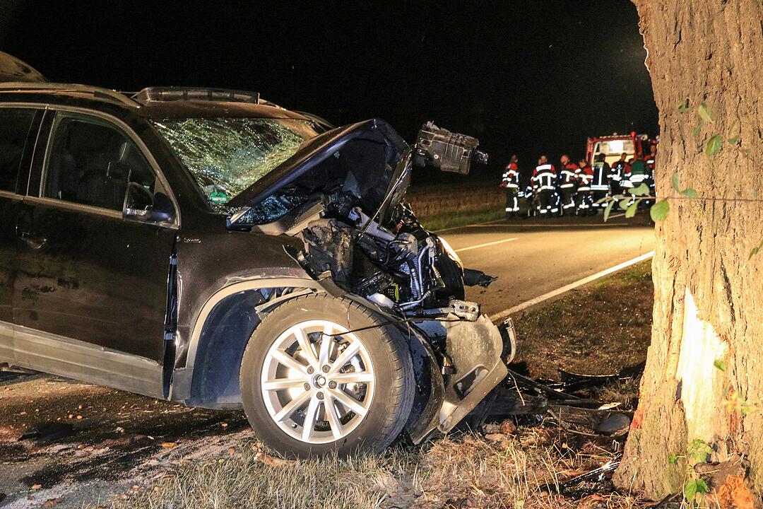 SUV knallt frontal gegen Baum