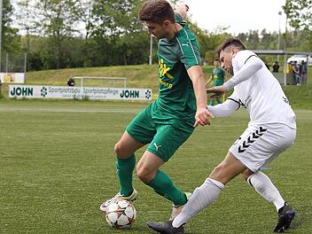 Der Aubstadter Daniel Leicht (rechts) versucht den Bamberger Marco Haaf zu st&ouml;ren.sportpress