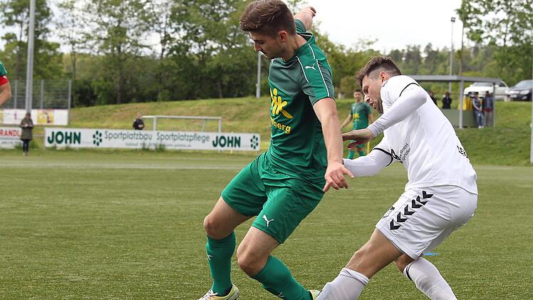 Der Aubstadter Daniel Leicht (rechts) versucht den Bamberger Marco Haaf zu st&ouml;ren.sportpress