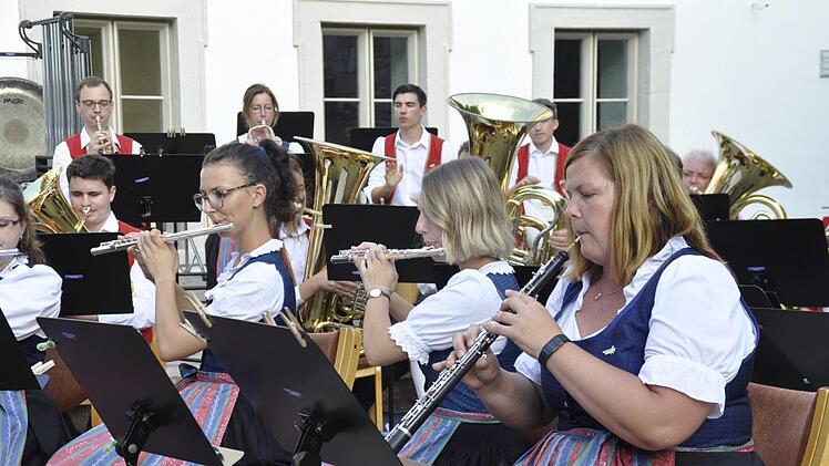 Das Symphonische Blasorchester Volkach ist ein Synonym für erlesene konzertante und symphonische Blasmusik, die jeden Blasmusikfreund begeistert.Peter Klopf