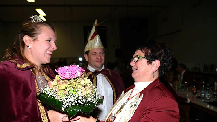 Wieder hatte es Prinzenpaar-"Macherin" Hildegunde Krahwinkler (rechts) geschafft. Sie gratulierte dem neuen Prinzenpaar der FGS, Katharina I und Alexander I. Foto: Gerd Schaar