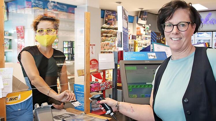 Sonja Rauch (rechts), Inhaberin der Staffelsteiner Aral-Tankstelle, hat festgestellt, dass bargeldloses Zahlen in letzter Zeit beliebter geworden ist. Foto: Matthias Einwag