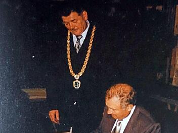 Innenminister Günther Beckstein beim Eintrag ins Goldene Buch des Marktes Mainleus, mit Bild der damalige Bürgermeister Werner Grampp  Fotos: Werner Krauß/Archiv Mainleus