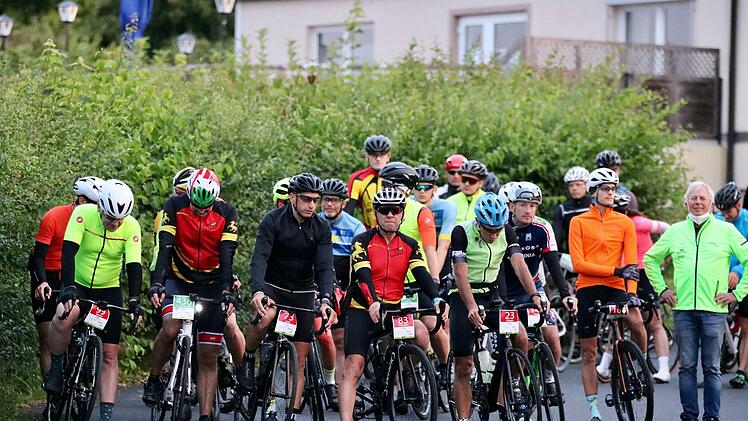 Impressionen vom noch jungen Rad-Klassiker Rhön300. Rechts: Veranstalter Peter Baumgart. Foto: Sebastian Schmitt