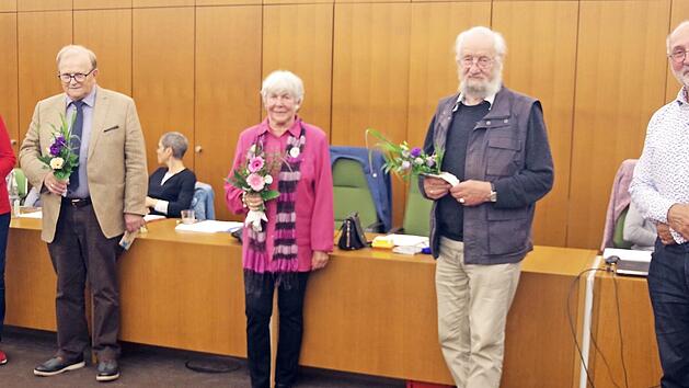 Peter Witton (rechts) verabschiedete (von links) Resi Jakob, Norbert Sch&uuml;lein, Ingrid Steinh&auml;u&szlig;er sowie Wolfgang Eckert-Hetzel.