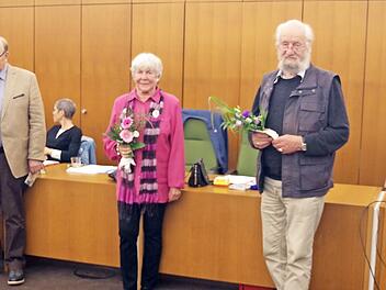 Peter Witton (rechts) verabschiedete (von links) Resi Jakob, Norbert Schülein, Ingrid Steinhäußer sowie Wolfgang Eckert-Hetzel.