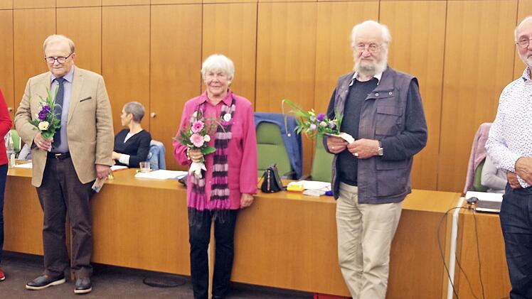 Peter Witton (rechts) verabschiedete (von links) Resi Jakob, Norbert Schülein, Ingrid Steinhäußer sowie Wolfgang Eckert-Hetzel.