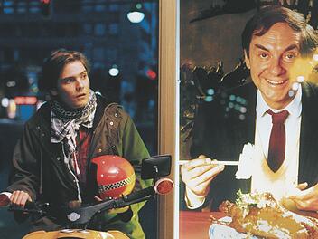 Im Spielfilm "Good Bye, Lenin!" verk&ouml;rpert Daniel Br&uuml;hl (links) den jungen Alex Kerner, dessen Mutter w&auml;hrend der Wende im Koma liegt und nach dem Mauerfall wieder aufwacht. Um ihr den Tod durch eine Herzattacke zu ersparen, inszeniert Alex die DDR in der Wohnung.