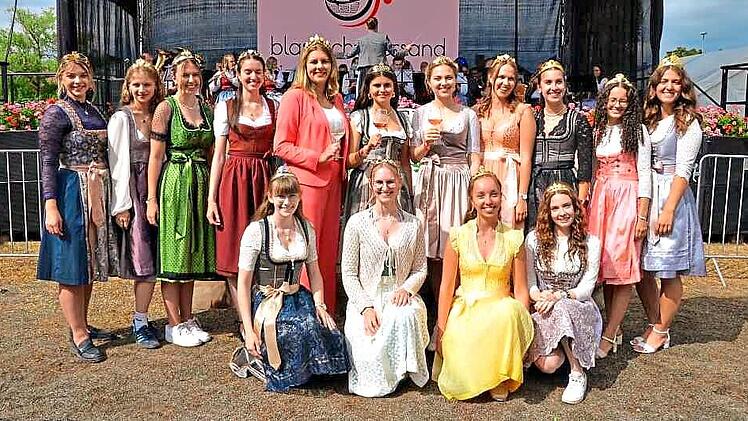 Zahlreiche Weinhoheiten sind bei der Er&ouml;ffnungsfeier dabei.
