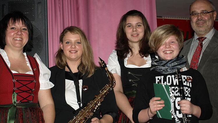 Zum erfolgreichen Bestehen der D1-Prüfung gratulierten 1. Franz Kuhn (rechts) und 2. Vorsitzende Martina Straub (links) von links Stefanie Hirt, Selina Mützel und Sophia Schendel.