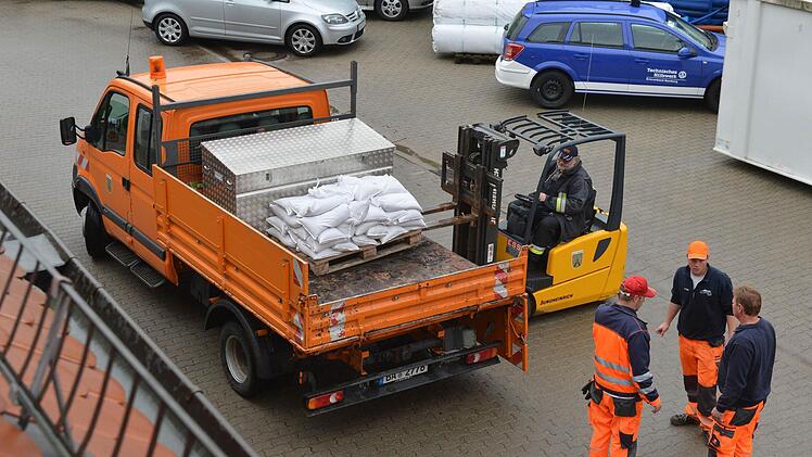 Hallstadt Bauhof Abfüllung der Sandsäcke Foto:Ronald Rinklef