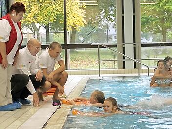 Sie unterstützen die Lehrer während des Schwimmunterricht und sind von der Aktion "Sichere Schwimmer" überzeugt. Im Bild von links: Marliese Bär, Richard Bär und Moritz Wicklein. Foto: Veronika Schadeck