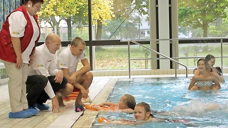 Sie unterstützen die Lehrer während des Schwimmunterricht und sind von der Aktion "Sichere Schwimmer" überzeugt. Im Bild von links: Marliese Bär, Richard Bär und Moritz Wicklein. Foto: Veronika Schadeck