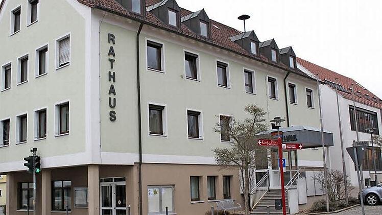 Offenbar wurden bei der Auszählung der Briefwahl im Rathaus und im Pfarrheim (rechts daneben) Fehler gemacht.