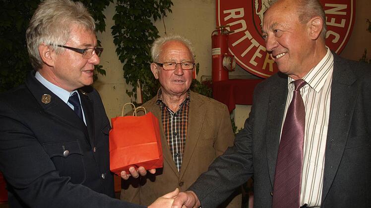 Vorsitzender Dieter Werner (links) zeichnete für 50-jährige Treue Willi Schmitt (Mitte) und Hilmar Stahl (rechts) aus.