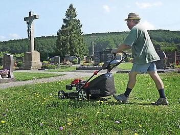 Der Unterhalt von Friedhöfen, ist keine billige Angelegenheit. Während in Lahm (Bild) die Kirchengemeinde als Betreiber für ein ordentliches Aussehen sorgt, kümmmert sich die Gemeinde Itzgrund um die Friedhöfe in Kaltenbrunn, Gleußen und Herreth. Dort soll nun eine "Friedhofs-Unterhaltungsgebühr" eingeführt werden. Foto: Berthold Köhler