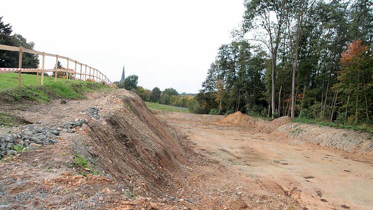 Hier schlummerte einst Hausmüll und Bauschutt - jetzt ist der Untergrund der ehemaligen Deponie Melkendorf bereitet für ein Teilstück der neuen Umgehung. Foto: Jochen Nützel