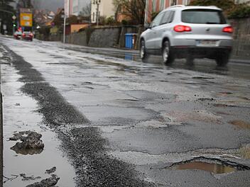 Die Kissinger Straße in Bad Brückenau müsste dringend saniert werden. Foto: Ulrike Müller/Archiv Saale-Zeitung