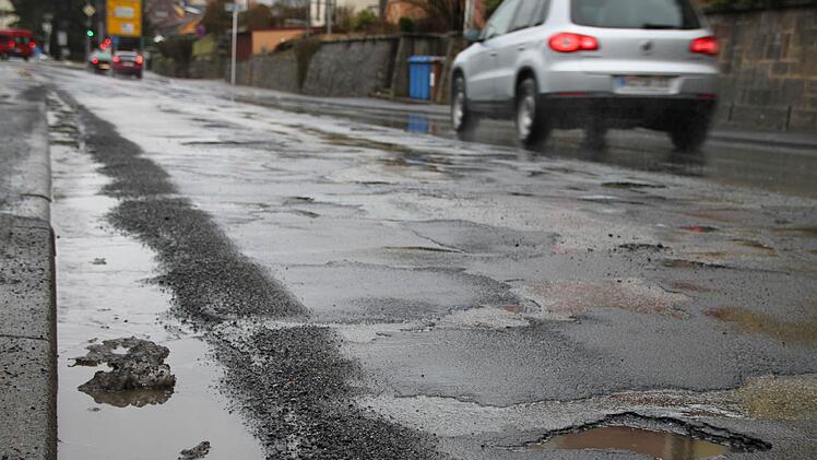 Die Kissinger Straße in Bad Brückenau müsste dringend saniert werden. Foto: Ulrike Müller/Archiv Saale-Zeitung