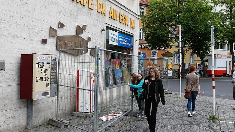 Der Zigarettenautomat ist von der Absperrung ausgespart, was manche Beobachter wundert.  Foto: Matthias Hoch