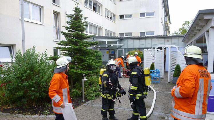 Wegen eines Kleinbrands in der Toilette war die Feuerwehr Kronach gestern im Lucas-Cranach-Altenheim im Einsatz. Foto: Stefan Wicklein