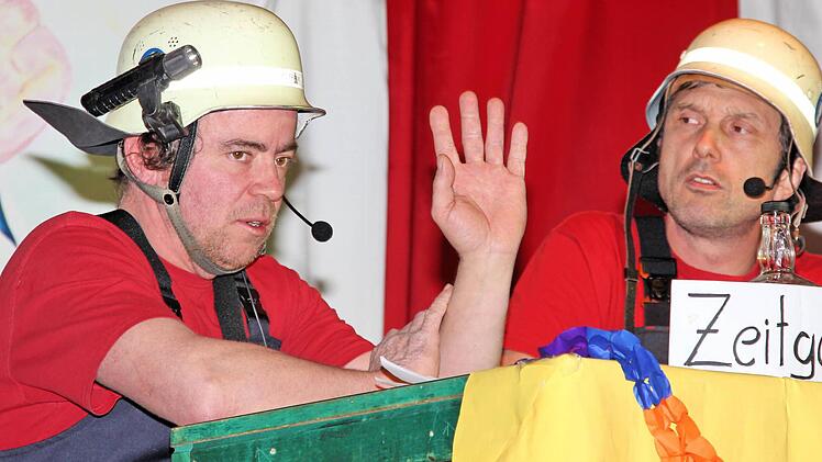 Hochprozentigen Zeitgeist hatten die beiden Feuerwehrmänner Andi Frank und Rico Erhard dabei.  Foto: Dieter Britz