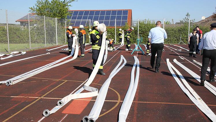 Und Action! Bilder vom Erwachsenenleistungsmarsch der oberfränkischen Feuerwehren in Großheirath (Landkreis Coburg). Fotos: Michael Stelzner