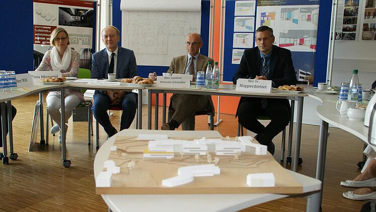 Die Generalsanierung des Schulzentrums geht im August in den Bauabschnitt 4. Die Realschule wird umfassend neu gestaltet. Die Konzeption und Zeitpläne erläuterten gestern im Pressegespräch Rektor Dr. Hartmut Hopperdietzel, Landrat Wilhelm Schneider, der Geschäftsführer des Zweckverbandes Schulzentrum Horst Hofmann und die Leiterin des Kreis-Hochbaus Eva Mangold.  Fotos: Sabine Weinbeer
