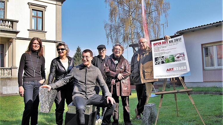Gruppenfoto (von links): Ulrike Heim, Eva Feichtinger, Malte Meinck, Alexander Ruppert sowie Wiltrud und Wolfgang Kuhfuss vor Meincks kleinen Atelierhaus (rechts) und der Villa Bringfriede, in der das Stadtarchiv untergebracht ist.  Foto: Sigismund von Dobschütz