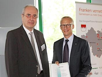 Regierungspräsident Thomas Bauer händigte Oliver Brehm, Mitglied der Geschäftsleitung, das Ohris-Zertifikat aus. Foto: Richard Sänger