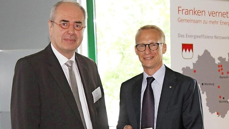 Regierungspräsident Thomas Bauer händigte Oliver Brehm, Mitglied der Geschäftsleitung, das Ohris-Zertifikat aus. Foto: Richard Sänger