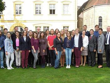 Die neuen Lehramtsanwärter (v. l.): Fabian Mohr (GS Reuth), Robert Giese (MS Ebermannstadt), Laura Meinold (MS Ritter-von-Traitteur-Schule Forchheim), Jonas Heidenreich (GS Eggolsheim), Rebecca Eickels (GS Hausen), Catharina Winter (GS Dormitz), Julian Fürst (MS Eggolsheim), Stefanie Krauß (MS Ritter-von-Traitteur-Schule), Alexia Thelemann (GS Adalbert-Stifter-Schule Forchheim), Roland Weinsheimer (MS Neunkirchen), Ramona Wittmann (GS Buckenhofen-Burk), Katharina Anderl (GS Hallerndorf), Fran...