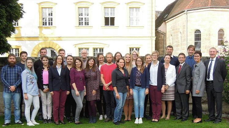 Die neuen Lehramtsanwärter (v. l.): Fabian Mohr (GS Reuth), Robert Giese (MS Ebermannstadt), Laura Meinold (MS Ritter-von-Traitteur-Schule Forchheim), Jonas Heidenreich (GS Eggolsheim), Rebecca Eickels (GS Hausen), Catharina Winter (GS Dormitz), Julian Fürst (MS Eggolsheim), Stefanie Krauß (MS Ritter-von-Traitteur-Schule), Alexia Thelemann (GS Adalbert-Stifter-Schule Forchheim), Roland Weinsheimer (MS Neunkirchen), Ramona Wittmann (GS Buckenhofen-Burk), Katharina Anderl (GS Hallerndorf), Fran...