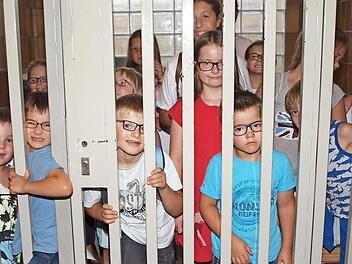 Ein mulmiges Gefühl hatten doch manche Kinder, als sie sich für kurze Zeit in einer der beiden Haftzellen hinter Gittern befanden.  Foto: Alfred Thieret