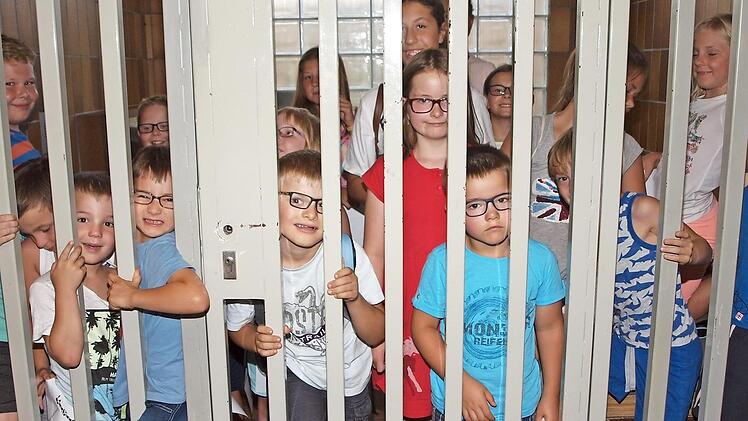 Ein mulmiges Gefühl hatten doch manche Kinder, als sie sich für kurze Zeit in einer der beiden Haftzellen hinter Gittern befanden.  Foto: Alfred Thieret