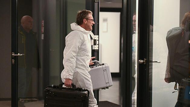 Kassel: Spurenermittler betreten das Studentenwohnheim, in dem die Leichen einer jungen Frau und eines Mannes entdeckt wurden. Foto: Uwe Zucchi/dpa