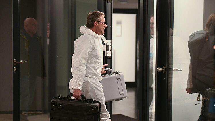 Kassel: Spurenermittler betreten das Studentenwohnheim, in dem die Leichen einer jungen Frau und eines Mannes entdeckt wurden. Foto: Uwe Zucchi/dpa