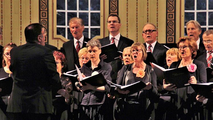 Hermann Freibott dirigiert den Chor der Kissinger Sängervereinigung in der Wandelhalle. Werner Vogel