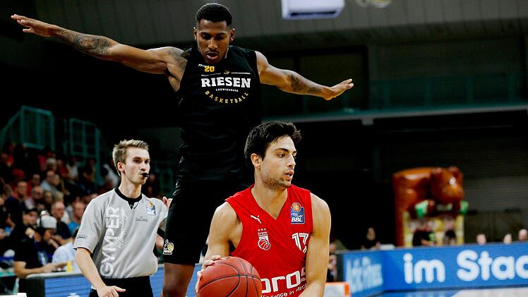 Nach der Trennung von Michael Carrera ist Mateo Seric (mit Ball) von den Baunach Young Pikes so lange fester Bestandteil des Bamberger  Bundesligakaders, bis ein neuer Spieler gefunden ist. Bereits in der Saisonvorbereitung trug der  20-Jährige einige Male das Brose-Trikot und zeigte in Testspielen gute Leistungen. Foto: Daniel Löb